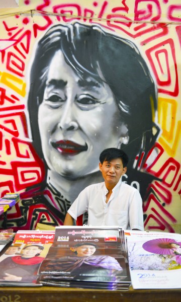 Det er ingen tvil om hvem som er den store helten på partikontoret til Aung San Suu Kyis parti i NLD. Partimedlem Khin Mg Aye selger hefter og bøker. Foto: Gjermund Glesnes