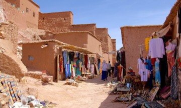 Vi følger i fotsporene til Indiana Jones, bokstavlig talt. Nilens Juvel og flere andre storfilmer er innspilt her. Byen heter Ait-Benhadou og er 900 år gammel. Foto: Hans-Christian Bøhler