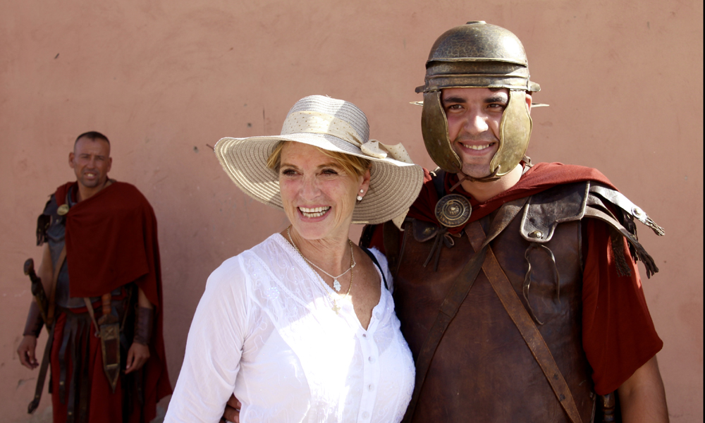 Gladiatorene til den legendariske Cleopatra var derimot usedvanlig villige til å bli med på et bilde. De trodde faktisk at Pia var en stor skuespiller og skjønte ikke at vi bare var turister. Foto: Hans-Christian Bøhler