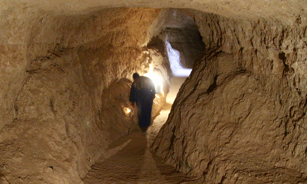 Dypt nede i et underjordisk elveleie. Mustafa tenner stearinlys for oss. I regntiden fylles den milelange hulen med vann. Foto: Hans-Christian Bøhler