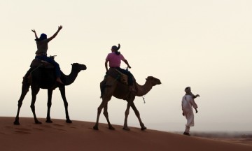 Vi leker i sanddynene og rir hjem i det svinnende ørkenlyset. Foto: Simo Guide