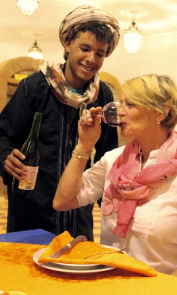 Moha er stolt av den Marokkanske vinen han kan tilby. Den bifalles av Pia! Foto: Hans-Christian Bøhler