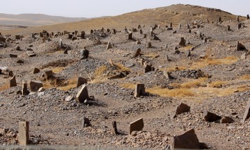 Vi passerer en flere hundre år gammel muslimsk gravplass i ørkenkanten. Alle er begravet med hodet mot Mekka. Foto: Hans-Christian Bøhler