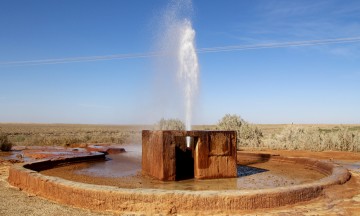 De skulle grave en brønn og opp sprutet ramsalt og sterkt mineralholdig vann. Ikke fikk de stoppet den. Derfor står den fremdeles og spruter, visstnok etter flere hundre år. Foto: Hans-Christian Bøhler