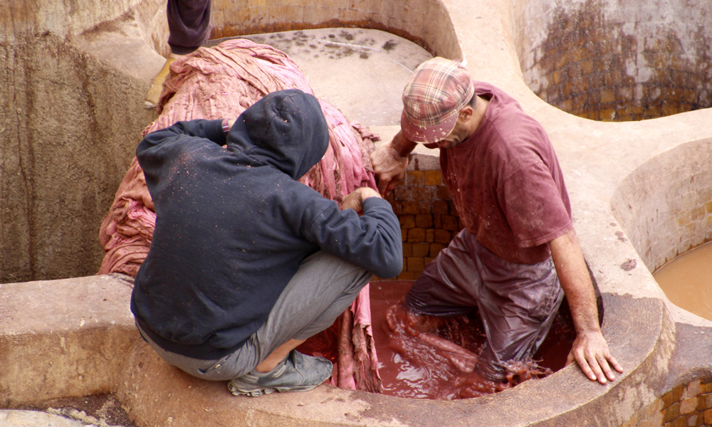 I garveriet står arbeiderne til kness i ammoniakk og duften er rimelig skarp. Vi får utdelt mynteblader til å ha under nesen. Foto: Hans-Christian Bøhler
