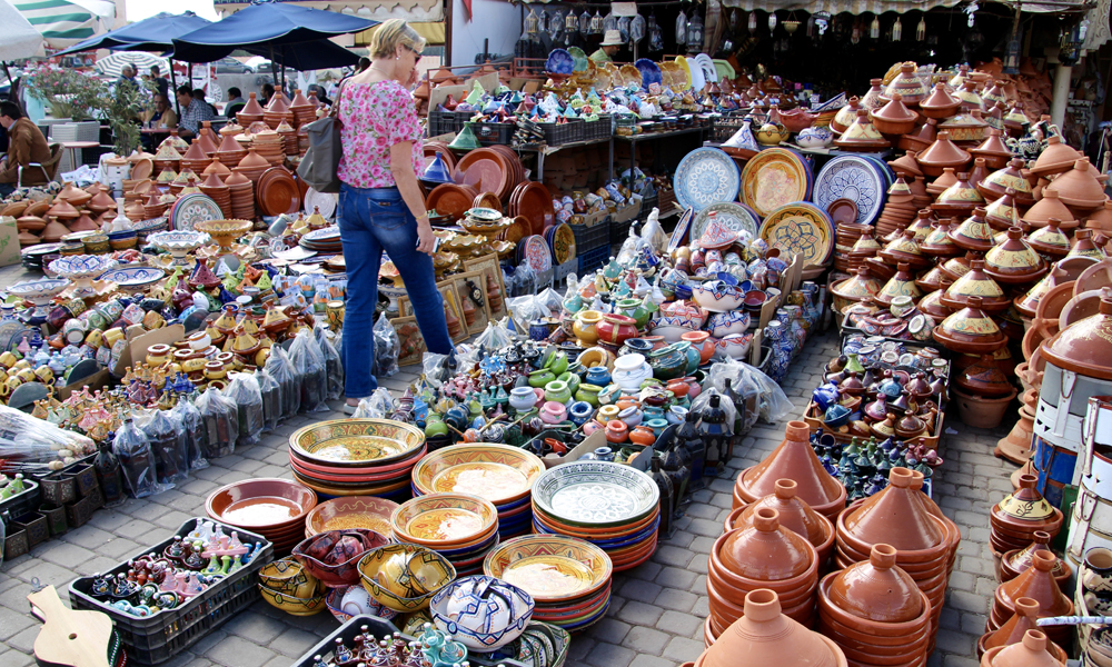 Vi stopper i vakre, ekte Meknes. Markedet er for lokalbefolkningen. Turister er det nemlig ikke mye av. Det rykker sterkt i shopping-genet til Pia. Foto: Hans-Christian Bøhler