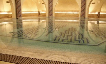 Under moskeen er det en hammam, et tyrkisk bad, utført i samme overdådige stil. Det frister å kaste seg ut i det speilblanke vannet. Foto: Hans-Christian Bøhler