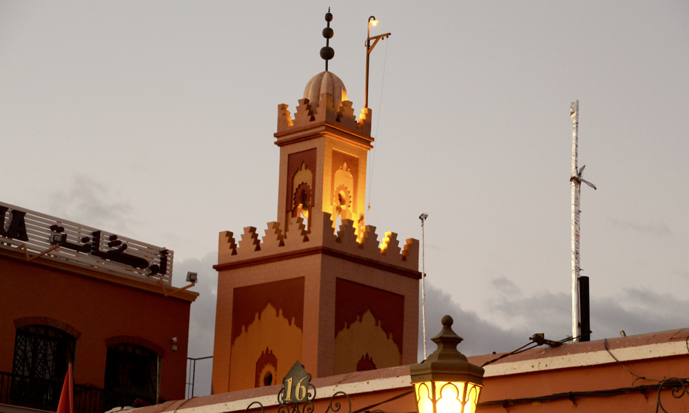 Bønneropene runger ut over markedsplassen Jamaa El Fna i Marrakech. Fem ganger i døgnet fylles plassen med en eksotisk stemning som forsterker de visuelle inntrykkene. Foto: Hans-Christian Bøhler