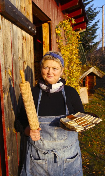 Inger-Anne Tolaas bor et steinkast fra Storfjord Hotel og er selvsagt leverandør av hjemmelagede lefser. Foto: Runar Larsen