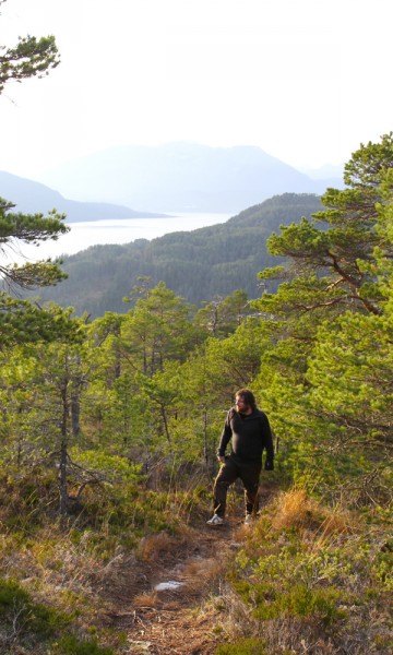 Etter matsafari og gourmetmåltider på løpende bånd er det like greit at veien opp til Haugtua er bratt. Foto: Runar Larsen