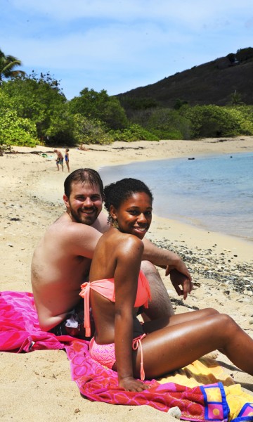 Courtney (25) og Glenn Feaser (25) fra Philadelphia valgte St. Croix fordi det er den roligste av øyene, og har finnet sitt paradis på Shoys Beach. Foto: Torild Moland