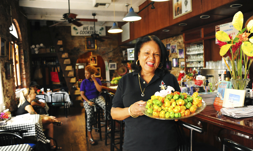 Glady's er mer enn en kafe i sentrum av Charlotte Amalie – det er en institusjon. Selvprodusert hotsaus er hovedattraksjonen. Foto: Torild Moland