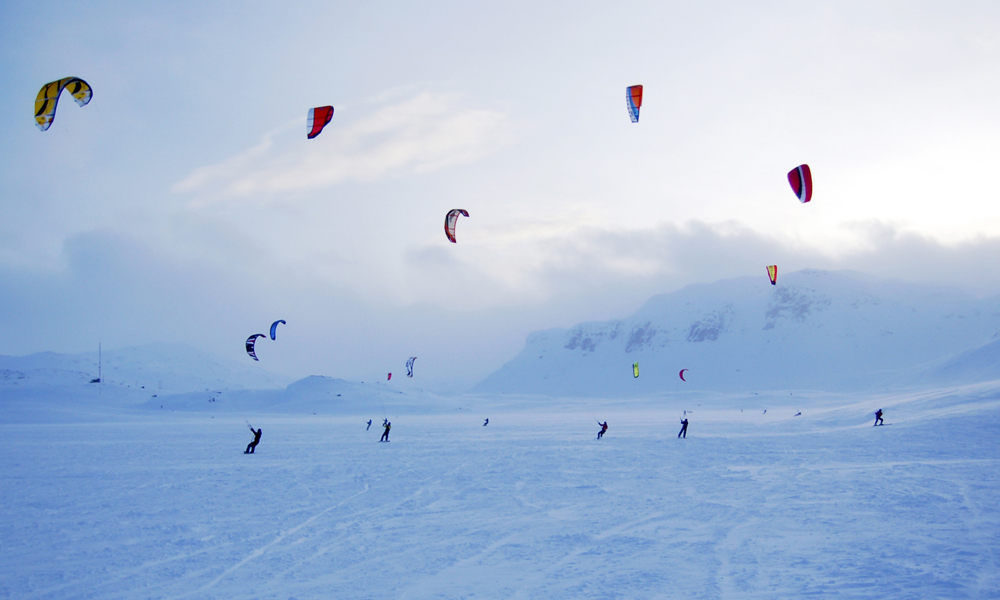 Rett utenfor Haukeliseter ligger Ståvatn, et eldorado for kitesurfere enten man er nybegyner eller profesjonell. Foto: Haukeliseter Fjellstue