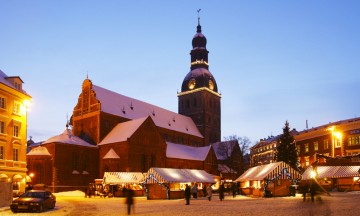 Juledekorasjonene og de stemningsfulle fasadene i Riga gjør byturen til en nytelse. Foto: Riga Tourism Development Bureau