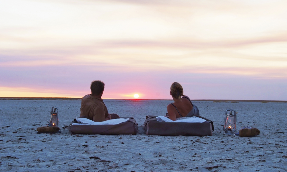 Solnedgang på en av verdens største saltsletter – vakrere blir det nesten ikke. Foto: Ronny Frimann