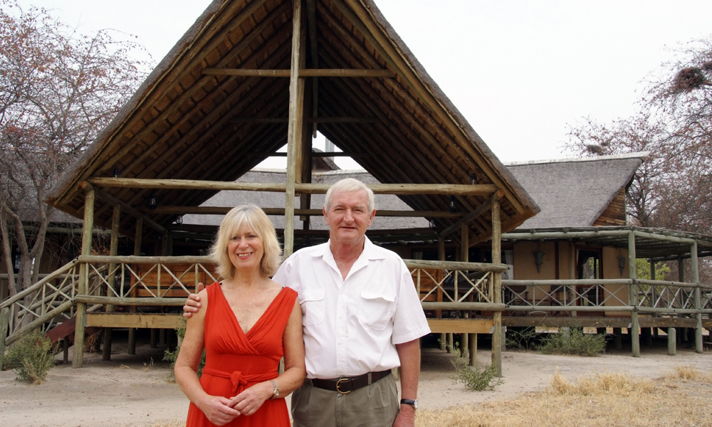 Gerard og Annelize Slabbert drømte om å eie en bit av Afrika, og har bygget opp Deception Valley Lodge i Kalahariørkenen. Foto: Torild Moland