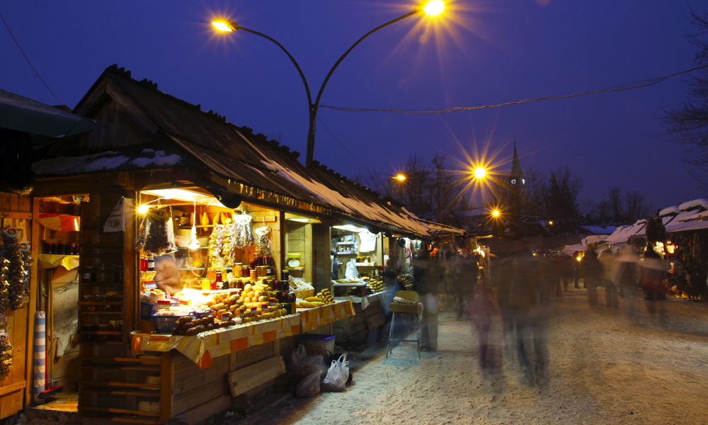 Zakopane er en livlig by, spesielt i helgene. På markedet må du smake på saueost, en lokal delikatesse. Foto: Runar Larsen
