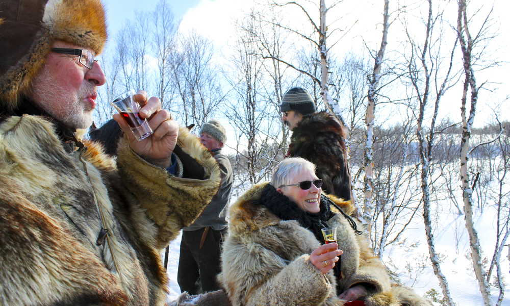 På turen ble det ofte tid for rastestopp, både for bålkokt kaffe, spekemat og «tjukk-snipp». Eller kun for en skål med de edlere dråper. Foto: Ida Anett Danielsen 