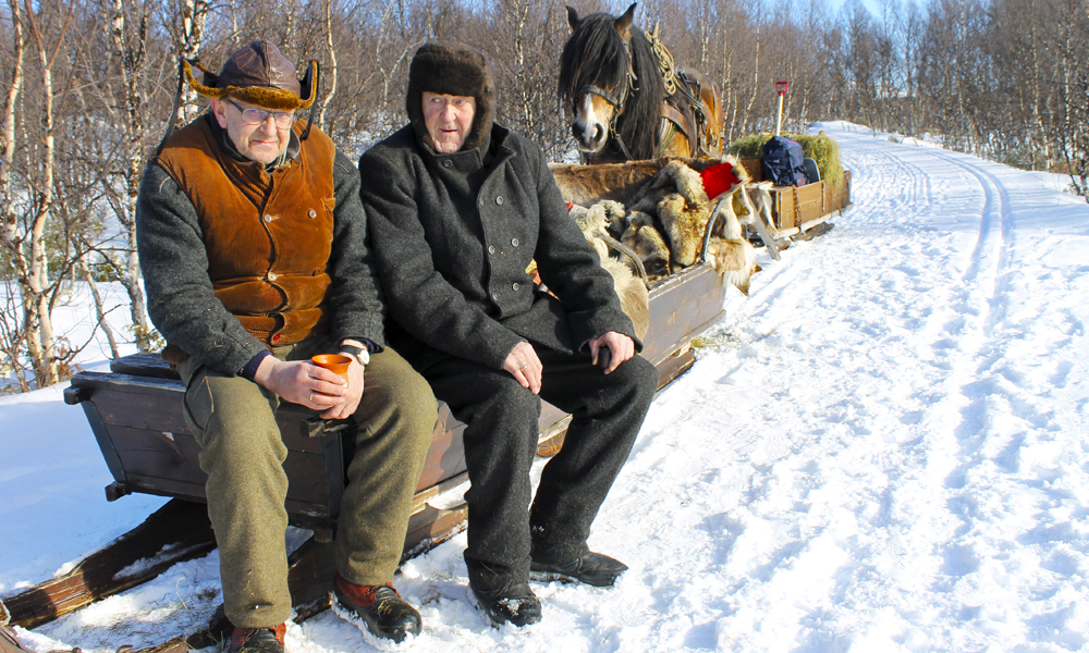 Det er hestene og kuskene som gjør den største jobben på en slik tur. Her nyter kuskene Tor Westberg (t.v) og Ole Strickert en velfortjent, varm kaffekopp. Foto: Ida Anett Danielsen