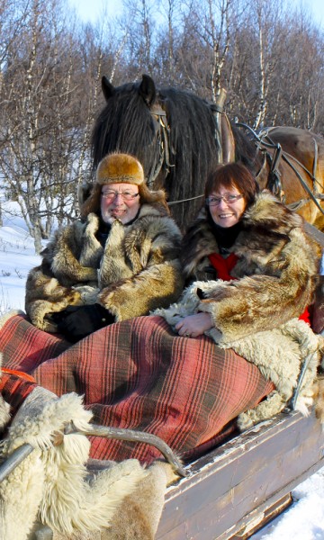 Jonvald Nikkinen (70) og Liv Aastad (59) i hver sin lånte «mudd» – som tradisjonelt sett holdt forbøndene varme i vinterkulda. Foto: Ida Anett Danielsen