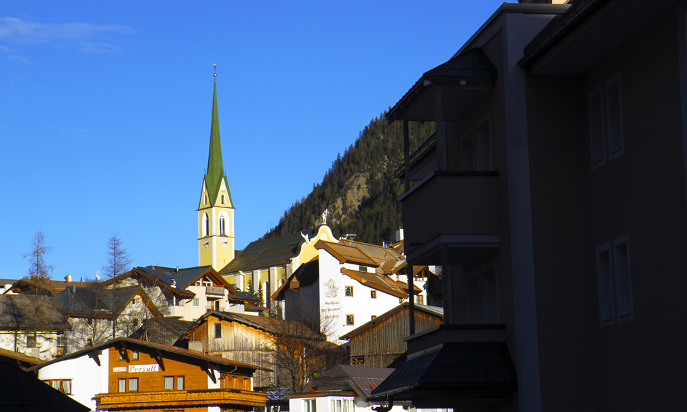 Sentrum av Ischgl er kompakt men overraskende innholdsrikt, med gode shoppingmuligheter, spisesteder og barer. Foto: Runar Larsen