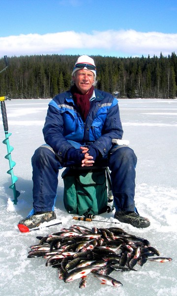 isfiske er en koselig aktivitet hele vinteren. kanskje får du en skikkelig storrugg på kroken? Foto: Gjerfloen fluefiske