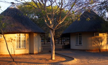 Overnattingsstedene inne i Krugerparken varierer fra telt til megaluksus – og slike hytter, som er et sted midt imellom. All overnatting foregår i inngjerdede områder. Foto: Torild Moland