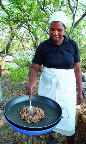 Kokk Tamare Zimona i full gang med å lage seswaa. Foto: Ronny Frimann 