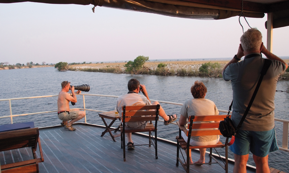 Som en snegle seiler vi nedover Chobe-elven, mens dyrelivet passerer i sakte film. Foto: Torild Moland