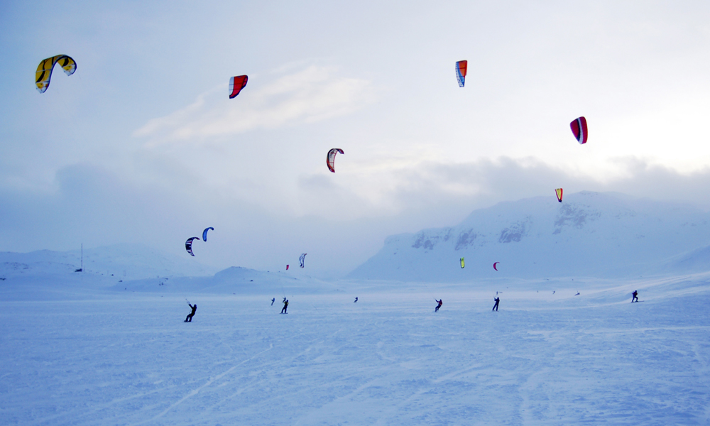 Rett utenfor Haukeliseter ligger Stråvatn, et eldorado for kitesurfere enten man er nybegynner eller profesjonell. Foto: Haukeliseter