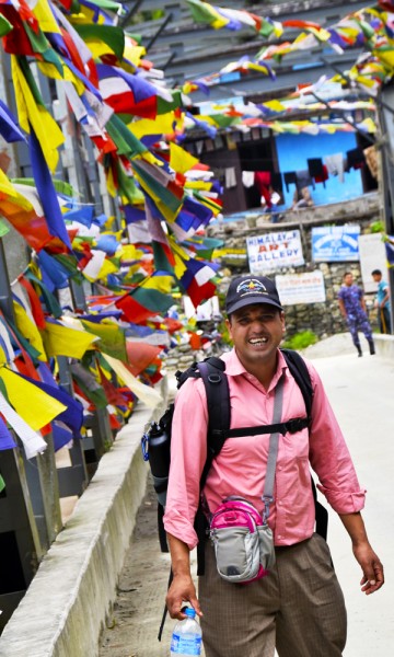 Det var aldri langt mellom smilene til guiden Purushottam «Puru» Regmi. Foto: Mari Bareksten
