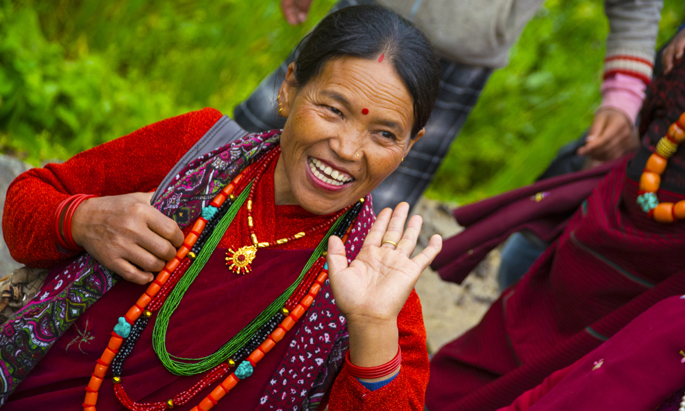 I Ghandruk blir vi med på en lokal festival, som var til for å skremme bort onde ånder. Foto: Mari Bareksten