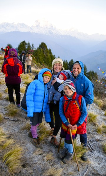 Familien Richter fra Australia har lenge hatt en drøm om Annapurna, og koser seg på toppen av poon Hill. Foto: Mari Bareksten