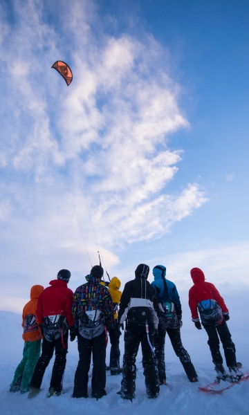 Kiting har blitt en svært populær vintersport i Norge, og etter et helgekurs skal man ha kunnskap nok til å klare å kite på egenhånd. Foto: Mari Bareksten 