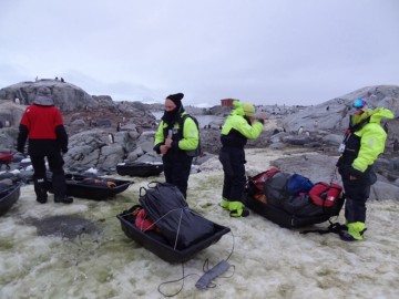 Leiren er pakket sammen, og sledene med utstyret er slept ned til stranda. Amundsennatta er over. Foto: Ann Kristin Balto