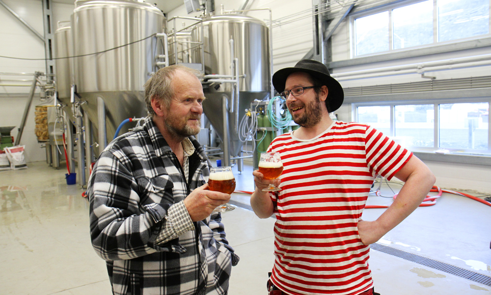 Robert Johansen og Andreas Hegermann Riis er strålende fornøyd med at håndbryggeriet endelig er i gang. Foto: Runar Larsen