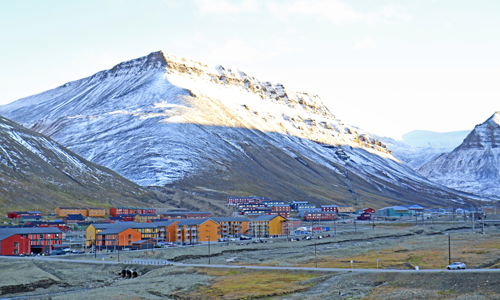 Det bor i overkant av 2000 mennesker i Longyearbyen, hvor gruvedrift har vært den største arbeidsplassen. Nå ser stadig flere fastboende mot alternative inntektskilder, og turisme er viktigere enn noen gang. Foto: Runar Larsen