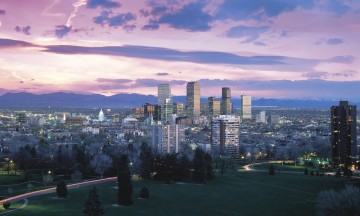 Denver har en imponerende skyline, ved foten av den spektakulære fjellkjeden Rocky Mountains. Foto: VisitDenver