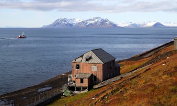 Isfjord Radio er verdens mest fjerntliggende hotell. Den gamle radiostasjonen er i dag stilig boutiquehotell. Foto: Runar Larsen