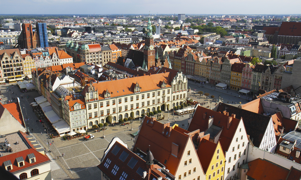 Fra grå og trist til fargerik og livlig. Wroclaw har gjennomgått store forandringer de siste tiårene. Her fra utsikten fra Elisabeth-kirkens tårn. Foto: Runar Larsen