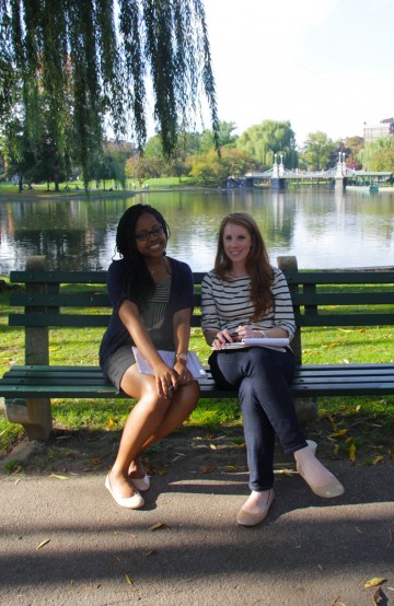 Lauren Hyder (26) og venninnen Karina Ngaiza (27) har kapret en av Public Gardens parkbenker og nyter det fine høstværet. Foto: Kjersti Vangerud