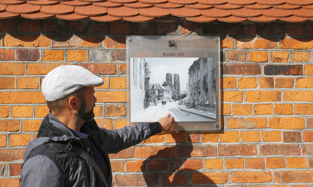 Wojchiech Zalewski mener det gamle bildet av Wroclaw anno 1945 er svært interessant. Foto: Runar Larsen