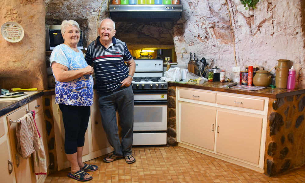 Ekteparet June og Colin Mclane skulle prøve å bo under jorden i fire måneder, men trivdes så godt at de nå har vært der i 11. Foto: Mari Bareksten