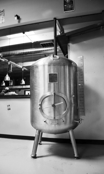 Mikrobryggeriet Black Sky Brewery er inspirert av heavy metal - øltankene like så. Foto: Mari Bareksten