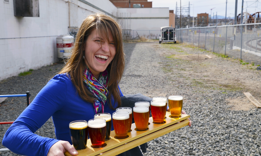 Blide Susana og hennes venninne har kjøpt et «flight» på Strange Brewing Company, som er et brett med smaksprøver av alle de ti øltypene som brygges i hus. Foto: Mari Bareksten