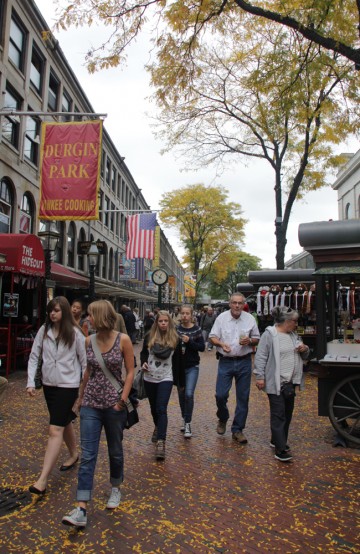 På det tradisjonsrike Faneuil Hall-markedet kan du vandre mellom suvenirbodene, mens gateartistene underholder rundt. Ta gjerne en tur innom Quinzy-markedet også. Foto: Kjersti Vangerud 