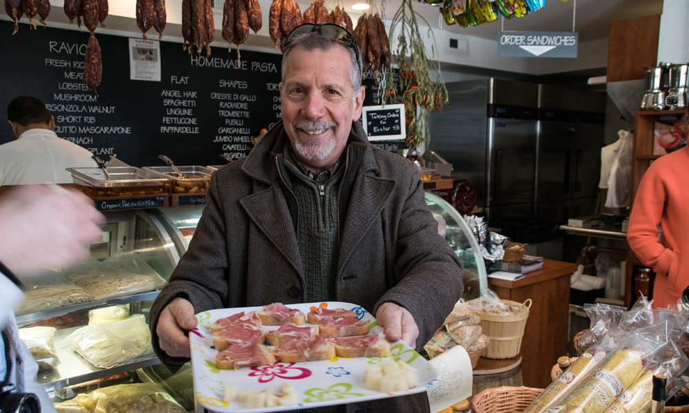 Matguide Jim Becker jobber som matguide for Boston Food Tours og tar med turister rundt til North Ends delikatessebutikker. Foto: Mari Bareksten