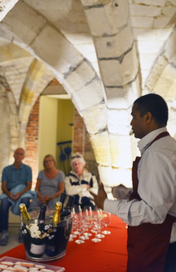 Hos Anthony Gomes i Chalons-en-Champagne kan man prøvesmake distriktes edleste dråper. Foto: Gjermund Glesnes