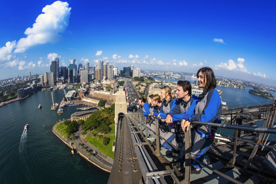 Se Sydney fra oven fra Sydney Harbour Bridge, hele 134 meter over havet. Foto: Geoff Jones / Bridgeclimb
