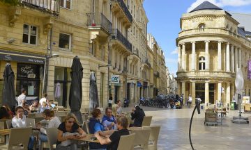 Det gylne triangel er navnet på et flott område avgrenset av tre gater i sentrum, der du finner Bordeaux eksklusive shopping og en rekke fine kafeer – gjerne utendørs. Foto: Gjermund Glesnes